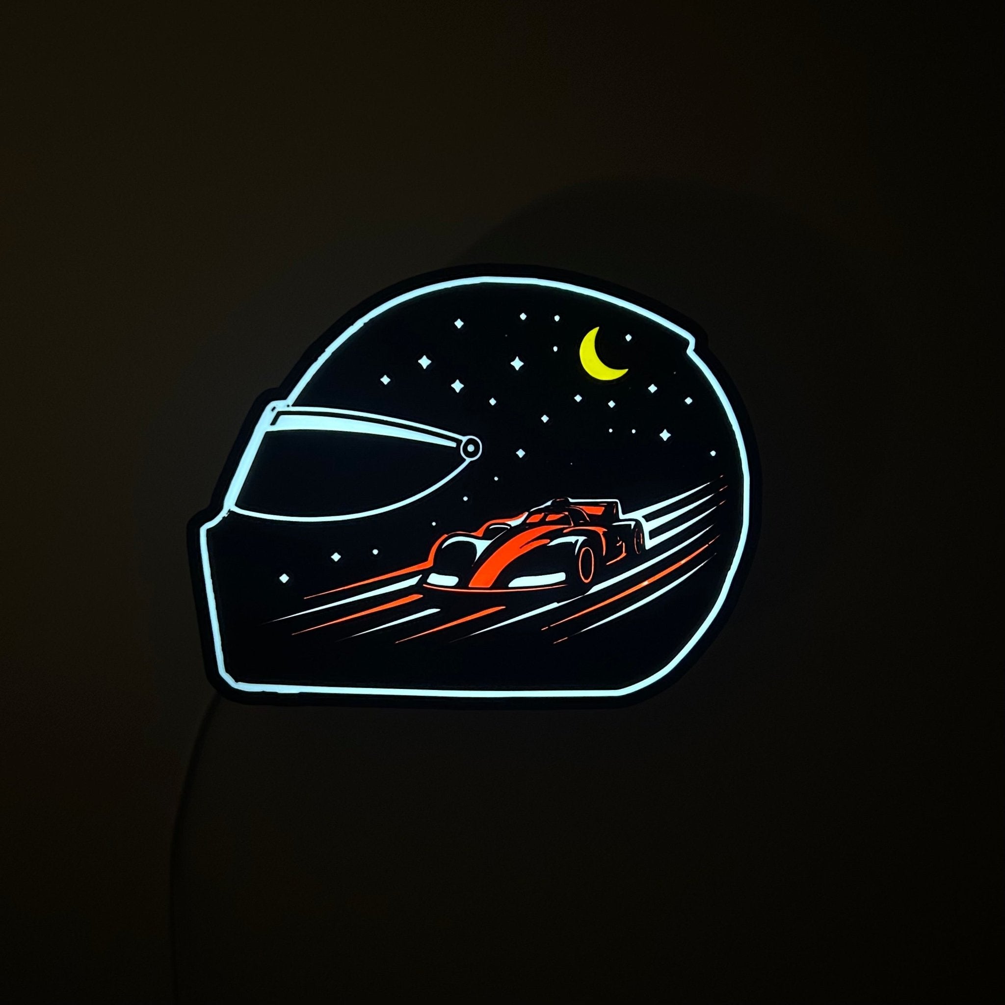 Lampe casque automobile Night Race allumée, lumière douce décorative sur étagère